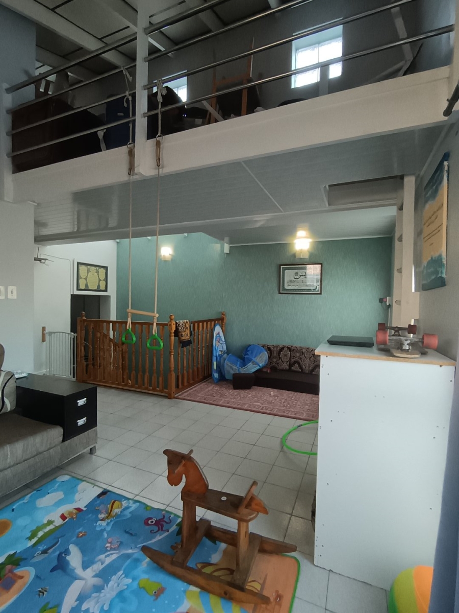 6 Bedroom Property for Sale in Maitland Western Cape